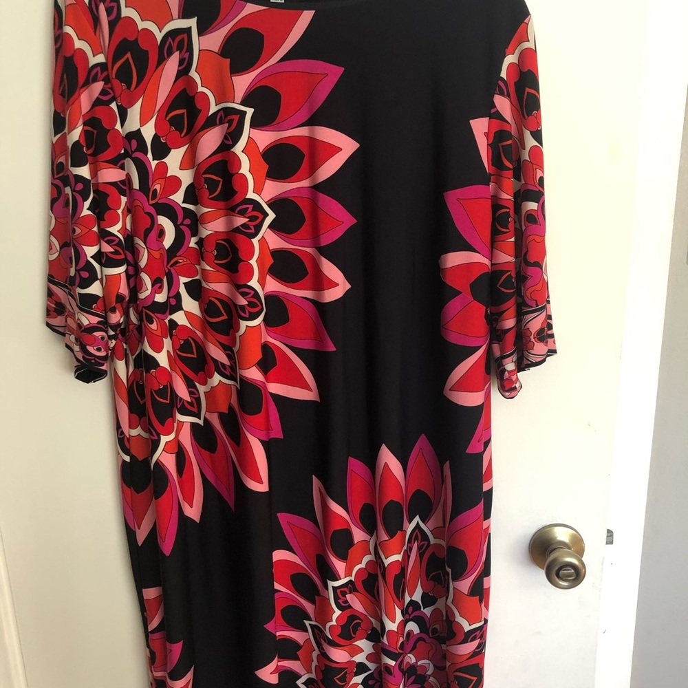 Beautiful Patterned Dress - Picture 2 of 3